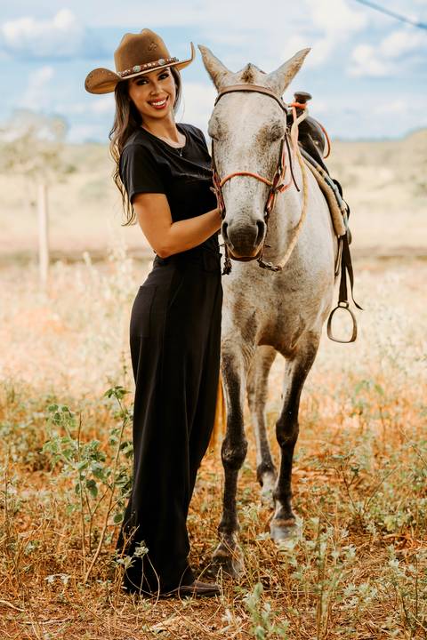 cavalo médica veterinária foto feminina renata bridges bom despacho natureza de dia jaleco branco roupa preta chapeu família pais pai e mãe'