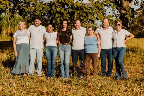 cavalo médica veterinária foto feminina renata bridges bom despacho natureza de dia jaleco branco roupa preta chapeu família pais pai e mãe namorado marido'