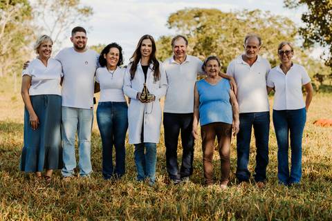 cavalo médica veterinária foto feminina renata bridges bom despacho natureza de dia jaleco branco roupa preta chapeu família pais pai e mãe namorado marido'