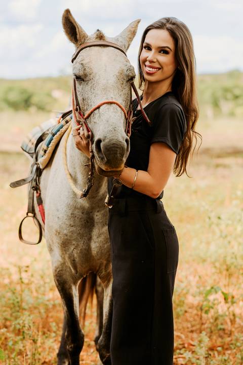 cavalo médica veterinária foto feminina renata bridges bom despacho natureza de dia jaleco branco roupa preta chapeu família pais pai e mãe'