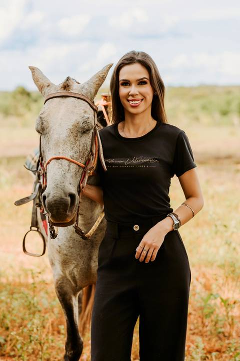 cavalo médica veterinária foto feminina renata bridges bom despacho natureza de dia jaleco branco roupa preta chapeu família pais pai e mãe'