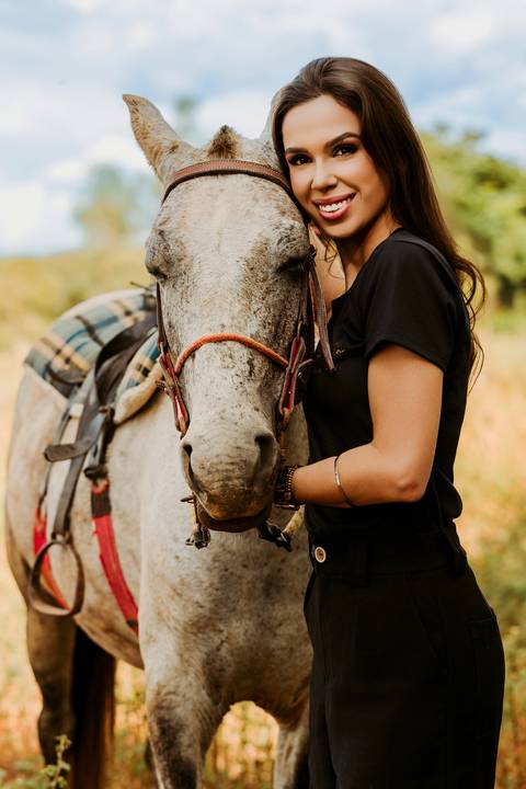 cavalo médica veterinária foto feminina renata bridges bom despacho natureza de dia jaleco branco roupa preta chapeu família pais pai e mãe'