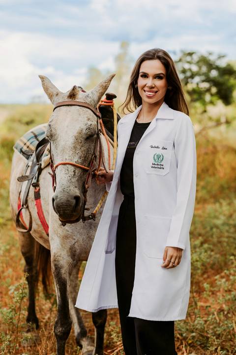 cavalo médica veterinária foto feminina renata bridges bom despacho natureza de dia jaleco branco roupa preta chapeu família pais pai e mãe'