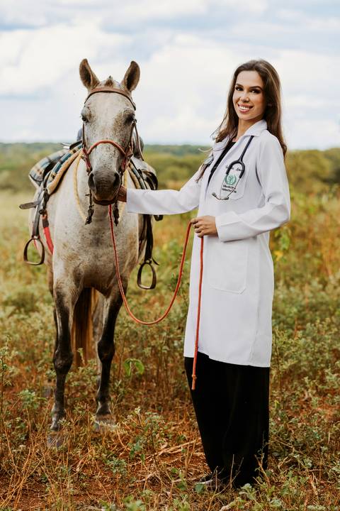 cavalo médica veterinária foto feminina renata bridges bom despacho natureza de dia jaleco branco roupa preta chapeu família pais pai e mãe'