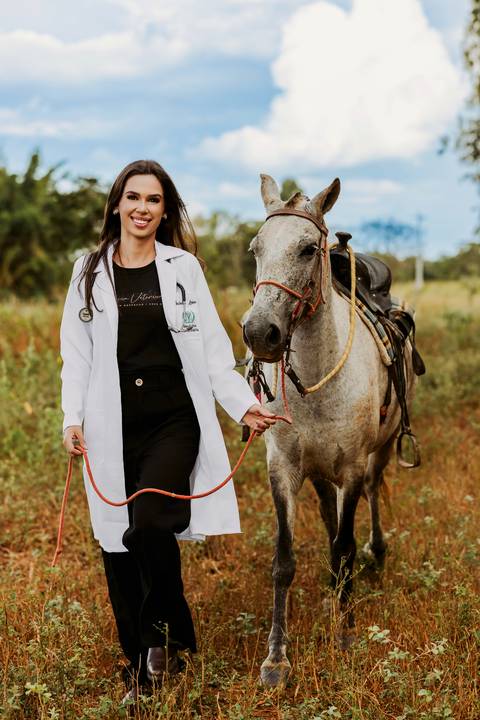 cavalo médica veterinária foto feminina renata bridges bom despacho natureza de dia jaleco branco roupa preta chapeu família pais pai e mãe'