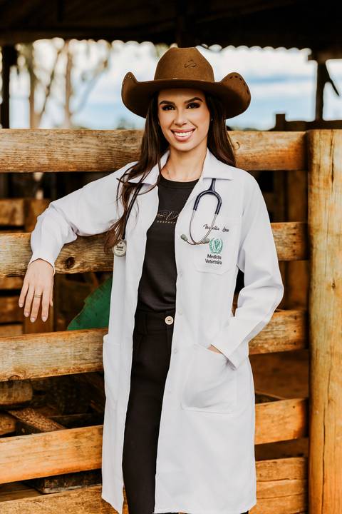 cavalo médica veterinária foto feminina renata bridges bom despacho natureza de dia jaleco branco roupa preta chapeu família pais pai e mãe'