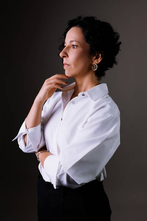 fotos de estúdio. Ensaio de marca pessoal. nutricionista. mentora.camisa branca. renata bridges. foto profissional. foto corporativa.'