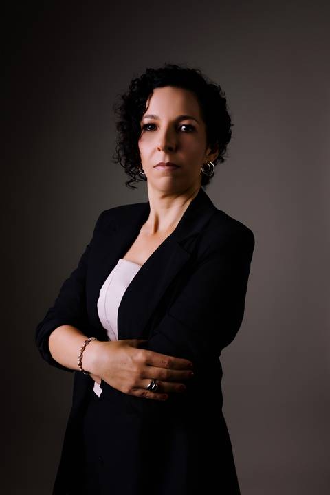 fotos de estúdio. Ensaio de marca pessoal. nutricionista. mentora.camisa branca. renata bridges. foto profissional. foto corporativa.'