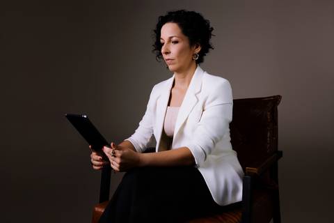 fotos de estúdio. Ensaio de marca pessoal. nutricionista. mentora.camisa branca. renata bridges. foto profissional. foto corporativa.'