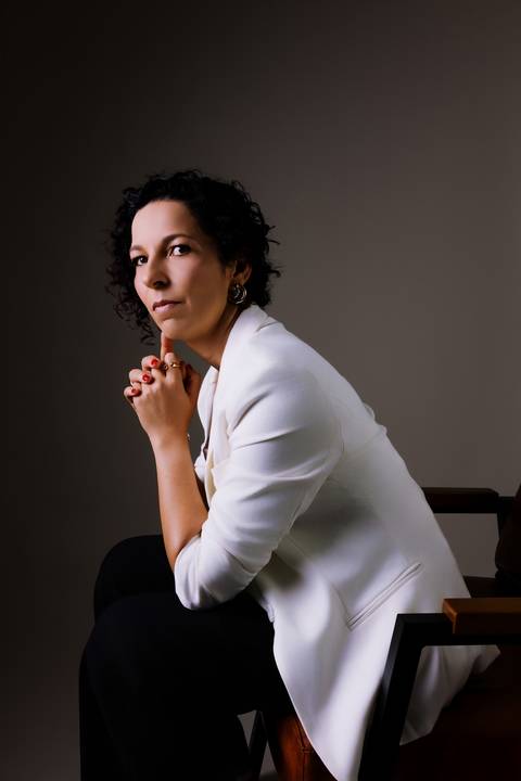 fotos de estúdio. Ensaio de marca pessoal. nutricionista. mentora.camisa branca. renata bridges. foto profissional. foto corporativa.'