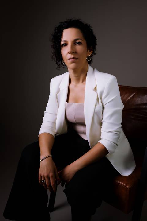 fotos de estúdio. Ensaio de marca pessoal. nutricionista. mentora.camisa branca. renata bridges. foto profissional. foto corporativa.'