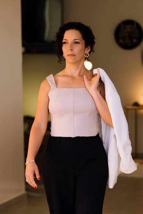 fotos de estúdio. Ensaio de marca pessoal. nutricionista. mentora.camisa branca. renata bridges. foto profissional. foto corporativa.'