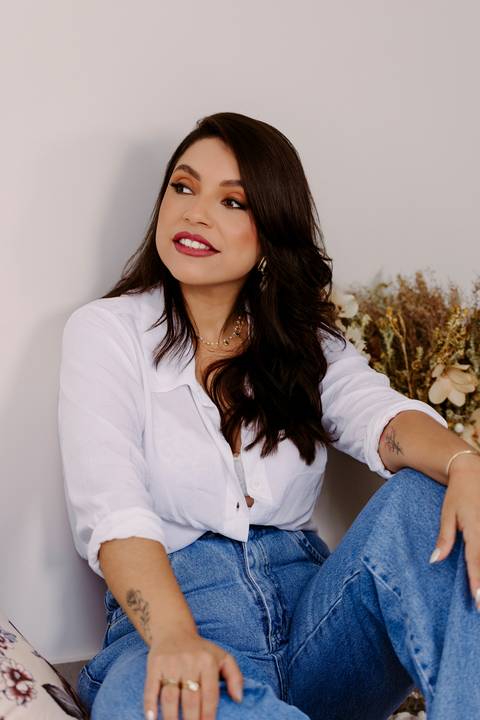 Ensaio feminino. bom despacho. melhor fotógrafa. renata bridges.camisa branca. calca jeans sorrindo poltrona azul '