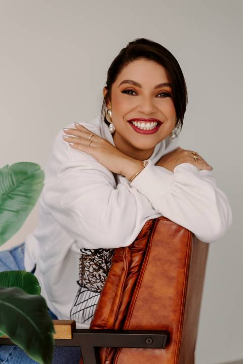 Ensaio feminino. bom despacho. melhor fotógrafa. renata bridges.camisa branca. calca jeans sorrindo poltrona azul '
