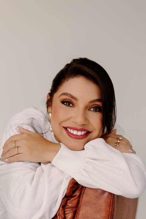 Ensaio feminino. bom despacho. melhor fotógrafa. renata bridges.camisa branca. calca jeans sorrindo poltrona azul '