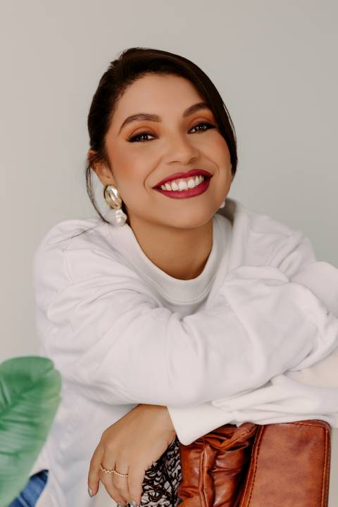 Ensaio feminino. bom despacho. melhor fotógrafa. renata bridges.camisa branca. calca jeans sorrindo poltrona azul '