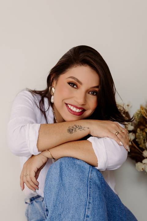 Ensaio feminino. bom despacho. melhor fotógrafa. renata bridges.camisa branca. calca jeans sorrindo poltrona azul '