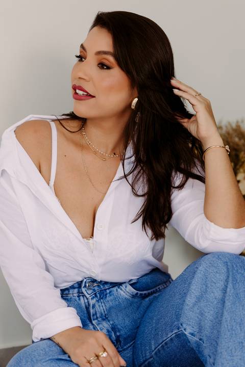 Ensaio feminino. bom despacho. melhor fotógrafa. renata bridges.camisa branca. calca jeans sorrindo poltrona azul '