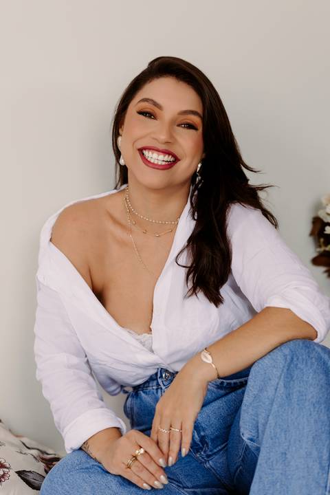 Ensaio feminino. bom despacho. melhor fotógrafa. renata bridges.camisa branca. calca jeans sorrindo poltrona azul '