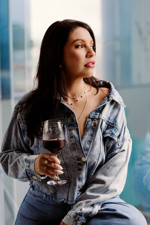 Ensaio feminino. bom despacho. melhor fotógrafa. renata bridges.camisa branca. calca jeans sorrindo poltrona azul '