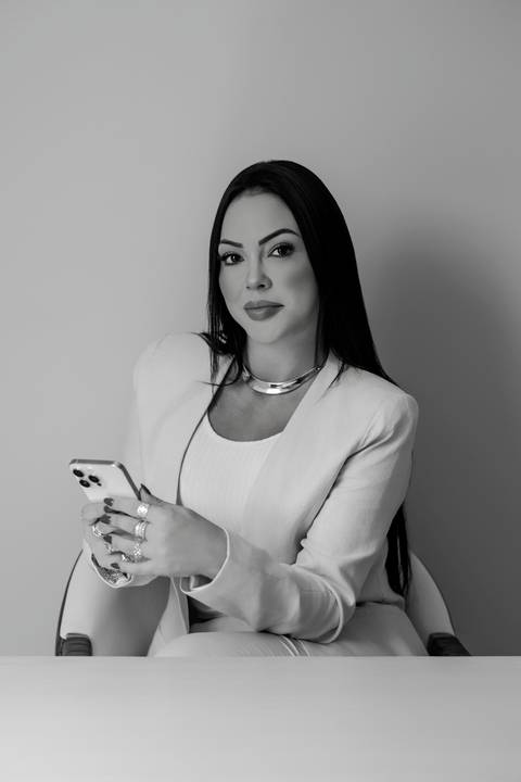 Lais vidal blazer branco ensaio corporativo estúdio marca pessoal feminino morena cabelo preto'