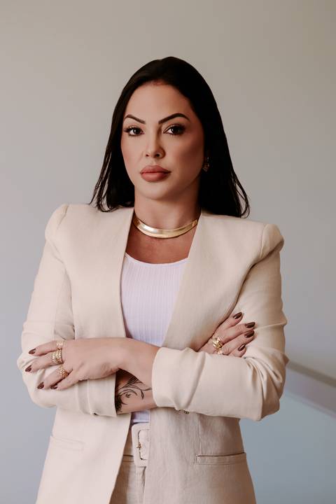 Lais vidal blazer branco ensaio corporativo estúdio marca pessoal feminino morena cabelo preto'