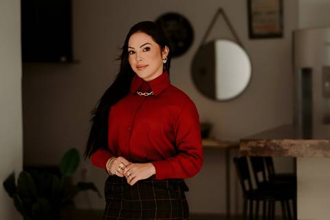 Lais vidal terracota ensaio corporativo estúdio marca pessoal feminino morena cabelo preto'