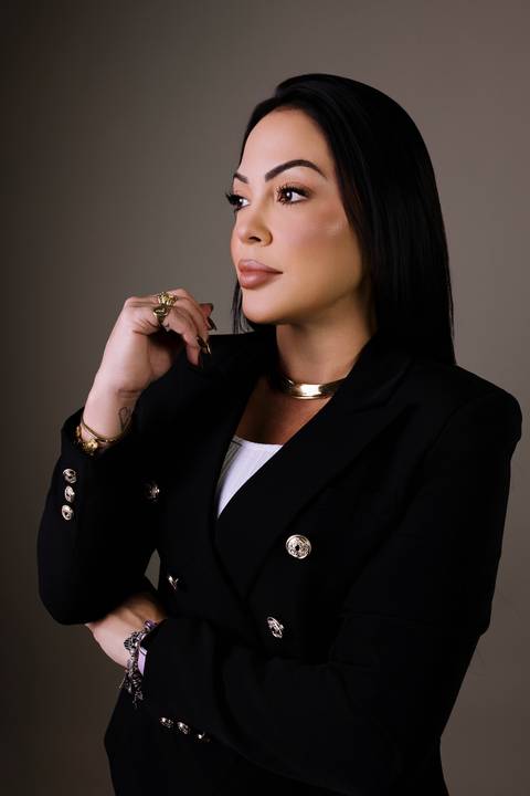 Lais vidal blazer preto ensaio corporativo estúdio marca pessoal feminino morena cabelo preto'