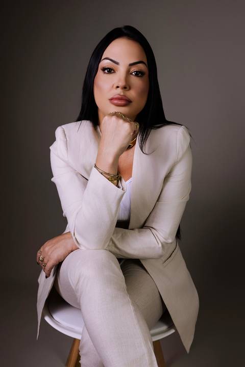 Lais vidal blazer branco ensaio corporativo estúdio marca pessoal feminino morena cabelo preto'