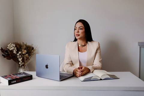 Lais vidal blazer branco ensaio corporativo estúdio marca pessoal feminino morena cabelo preto'