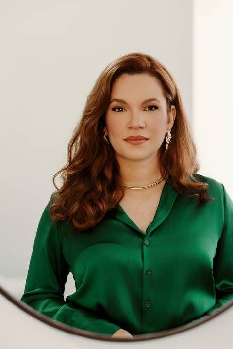 Ensaio corporativo marca pessoal poltrona marrom blusa branca calca terracota sorriso cabelo ondulado blusa verde camisa social renata bridges foto photo bom despacho fotógrafa '