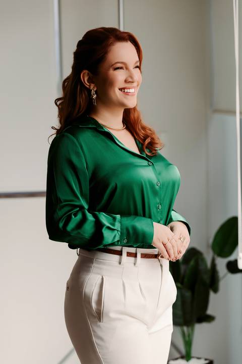 Ensaio corporativo marca pessoal poltrona marrom blusa branca calca terracota sorriso cabelo ondulado blusa verde camisa social renata bridges foto photo bom despacho fotógrafa '