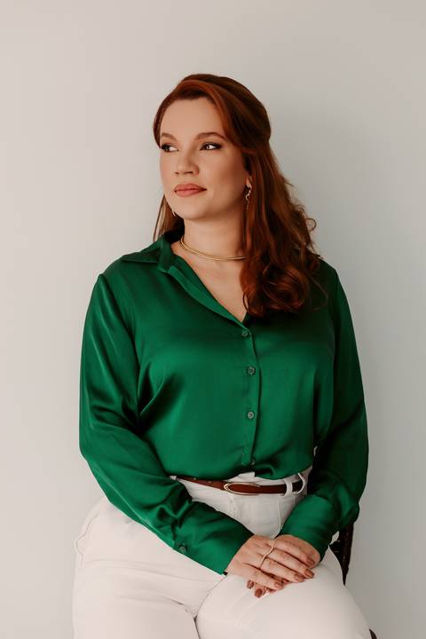 Ensaio corporativo marca pessoal poltrona marrom blusa branca calca terracota sorriso cabelo ondulado blusa verde camisa social renata bridges foto photo bom despacho fotógrafa '