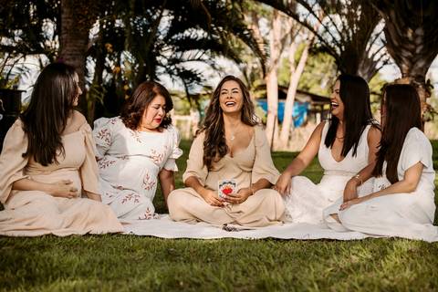 Ensiao feminino marca pessoal corporativo mulheres vestido longo nude natureza arvore verde engenho do ribeiro fotografia ao ar livre renata bridges photo psicóloga acolhimento liberdade'