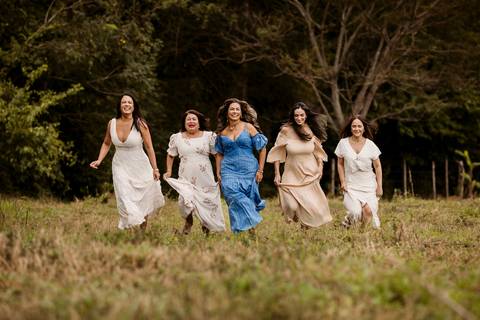 Ensiao feminino marca pessoal corporativo mulheres vestido longo nude natureza arvore verde engenho do ribeiro fotografia ao ar livre renata bridges photo psicóloga acolhimento liberdade'