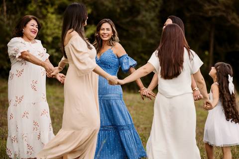 Ensiao feminino marca pessoal corporativo mulheres vestido longo nude natureza arvore verde engenho do ribeiro fotografia ao ar livre renata bridges photo psicóloga acolhimento liberdade'