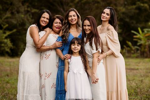 Ensiao feminino marca pessoal corporativo mulheres vestido longo nude natureza arvore verde engenho do ribeiro fotografia ao ar livre renata bridges photo psicóloga acolhimento liberdade'