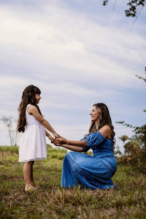 Ensiao feminino marca pessoal corporativo mulheres vestido longo nude natureza arvore verde engenho do ribeiro fotografia ao ar livre renata bridges photo psicóloga acolhimento liberdade'