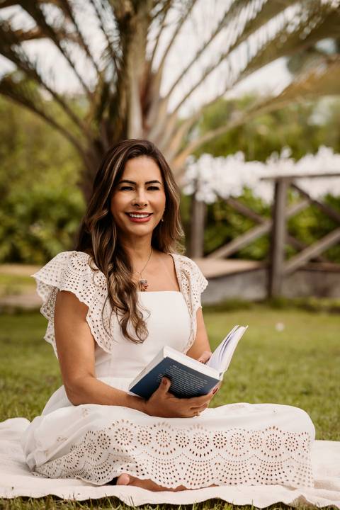 Ensiao feminino marca pessoal corporativo mulheres vestido longo nude natureza arvore verde engenho do ribeiro fotografia ao ar livre renata bridges photo psicóloga acolhimento liberdade'