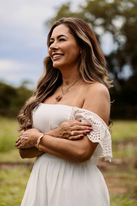 Ensiao feminino marca pessoal corporativo mulheres vestido longo nude natureza arvore verde engenho do ribeiro fotografia ao ar livre renata bridges photo psicóloga acolhimento liberdade'