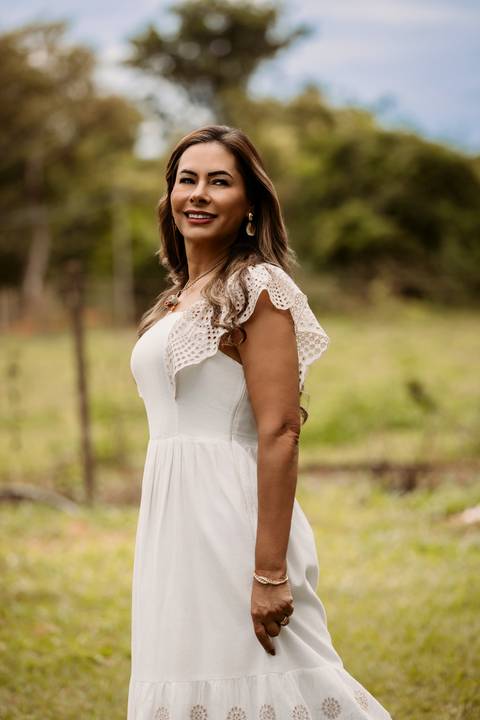 Ensiao feminino marca pessoal corporativo mulheres vestido longo nude natureza arvore verde engenho do ribeiro fotografia ao ar livre renata bridges photo psicóloga acolhimento liberdade'
