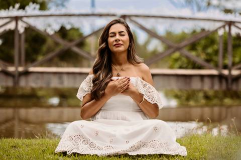 Ensiao feminino marca pessoal corporativo mulheres vestido longo nude natureza arvore verde engenho do ribeiro fotografia ao ar livre renata bridges photo psicóloga acolhimento liberdade'