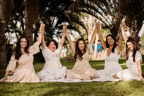 Ensiao feminino marca pessoal corporativo mulheres vestido longo nude natureza arvore verde engenho do ribeiro fotografia ao ar livre renata bridges photo psicóloga acolhimento liberdade'
