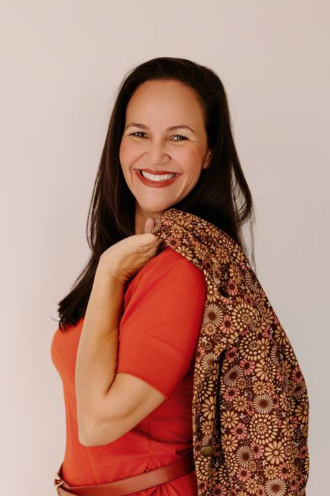 ensaio corporativo marca pessoal vestido laranja flores secas cestas café da manhã renata bridges photo'