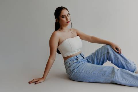 Ensaio feminino bom despacho estúdio luz natural sem flash calça jeans top branco renata bridges photo melhor fotógrafa'