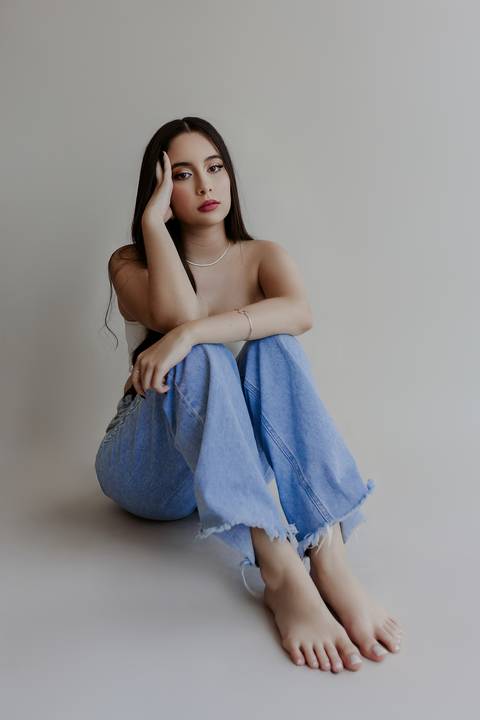 Ensaio feminino bom despacho estúdio luz natural sem flash calça jeans top branco renata bridges photo melhor fotógrafa'