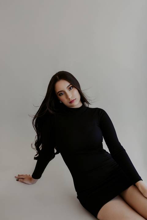 Ensaio feminino bom despacho estúdio luz natural sem flash calça jeans top branco renata bridges photo melhor fotógrafa'