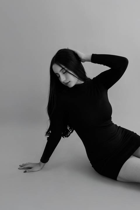 Ensaio feminino bom despacho estúdio luz natural sem flash calça jeans top branco renata bridges photo melhor fotógrafa'