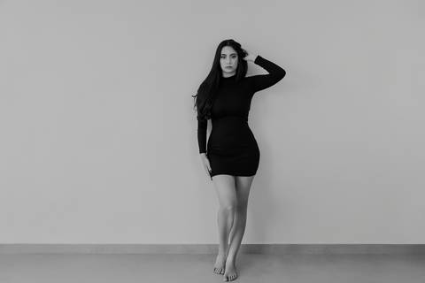 Ensaio feminino bom despacho estúdio luz natural sem flash calça jeans top branco renata bridges photo melhor fotógrafa'