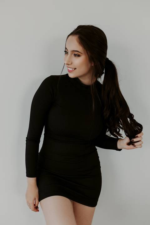 Ensaio feminino bom despacho estúdio luz natural sem flash calça jeans top branco renata bridges photo melhor fotógrafa'